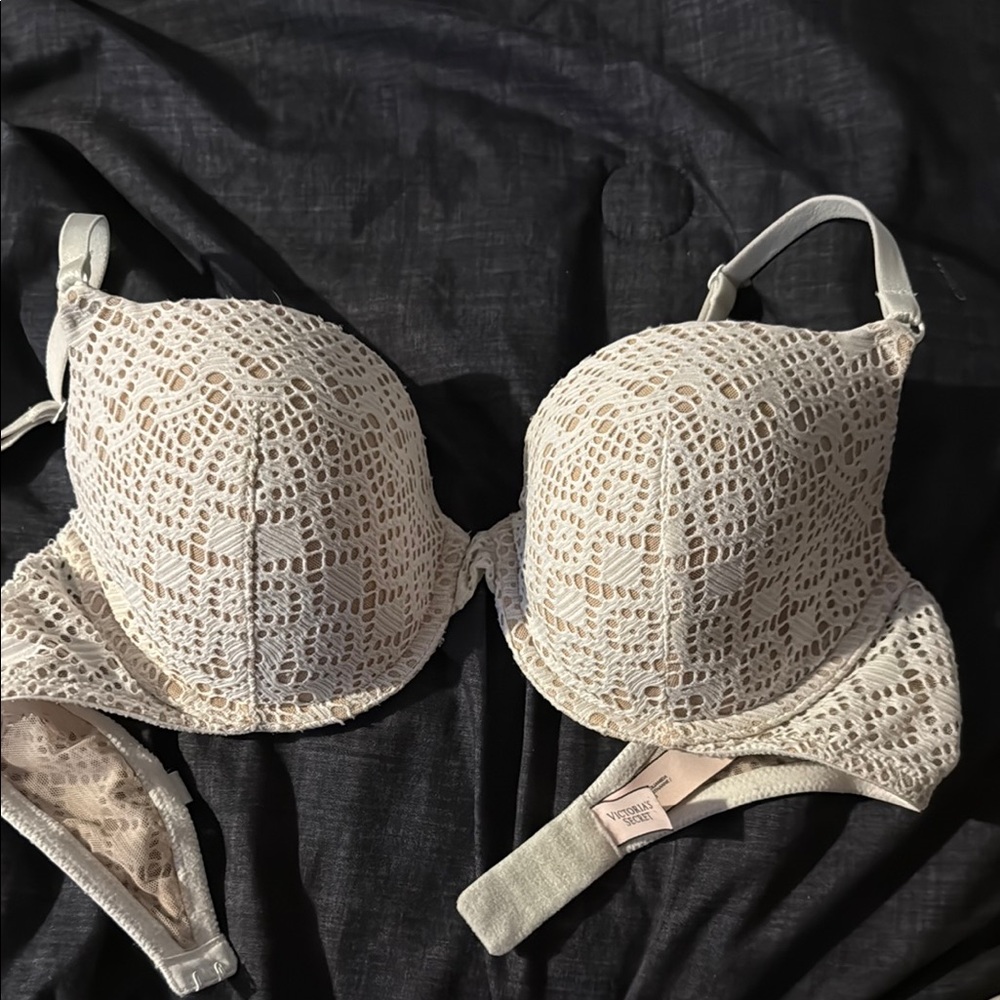 Victoria's Secret Cream Lace Bra with Underwire Support